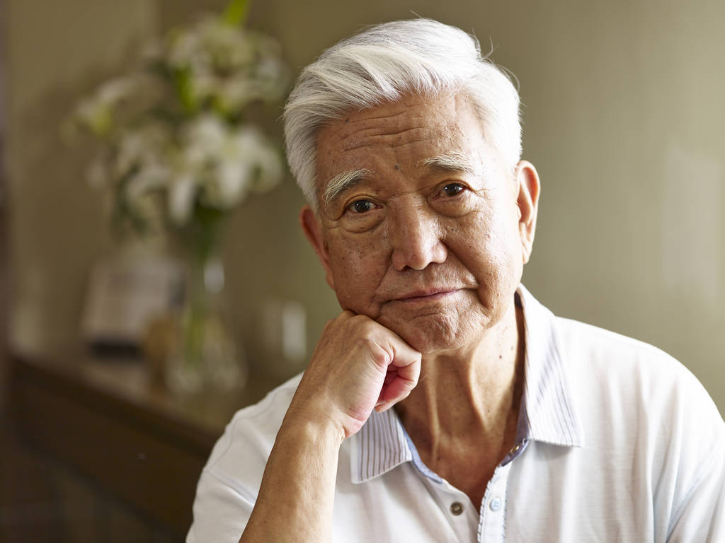 悲伤的高级亚洲男人的肖像图片