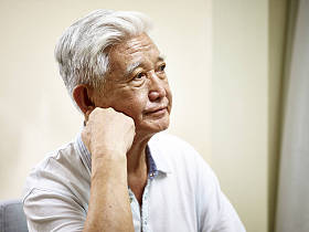 悲伤的高级亚洲男人的肖像图片
