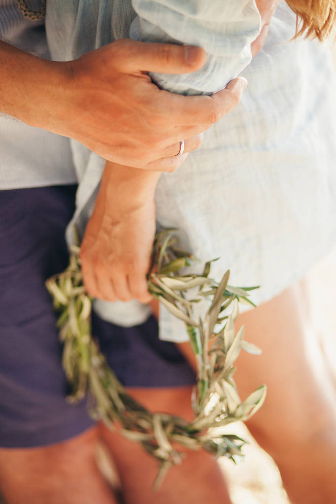 订婚的情侣拥抱图片