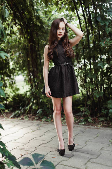 美麗的少女，穿著黑色的連衣裙，長(zhǎng)發(fā)，超級(jí)可愛(ài)