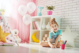 女孩用彩色铅笔绘制图片