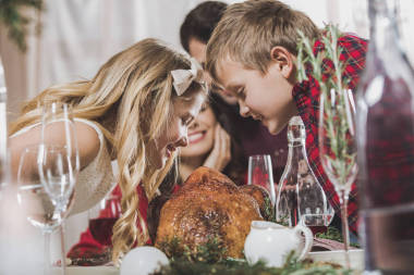 快樂兄弟姐妹在假期表圖片