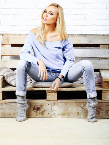 在木沙發(fā)上的漂亮女孩照片