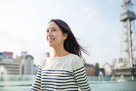 年轻女人走在名古屋