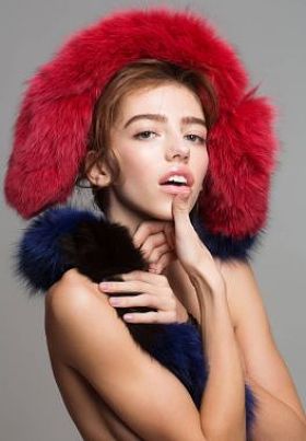 漂亮的女孩穿皮草