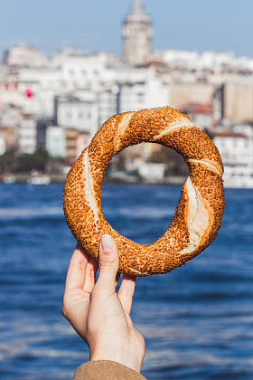 手上捧着传统的土耳其 simit