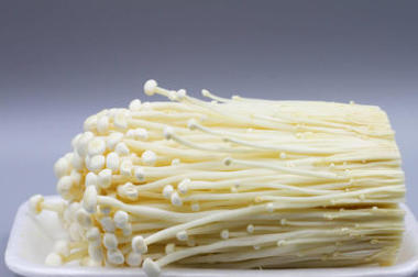 金針菇特寫，長(zhǎng)，薄薄的白色蘑菇