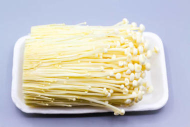 金針菇特寫，長(zhǎng)，薄薄的白色蘑菇