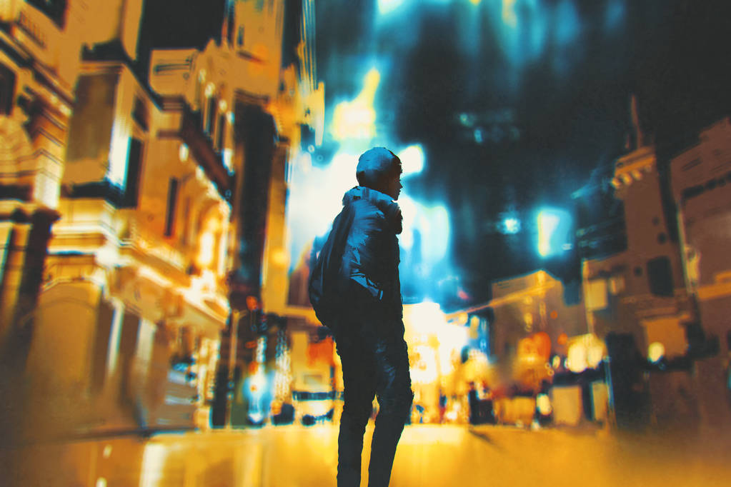 年轻的女子站在夜晚的城市图片