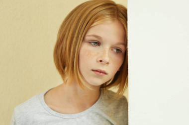 悲伤的小女孩图片