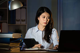 亚洲商业女性使用数字平板加班