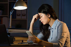 关于智能手机加班亚洲业务的女人头痛