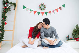 亚洲夫妇庆祝新的一年.图片