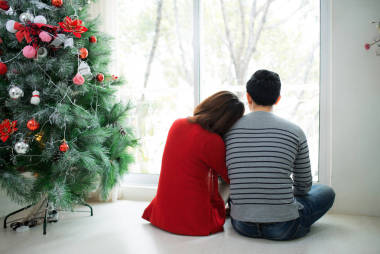 圣诞亚洲夫妇在家里 