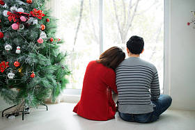 圣诞亚洲夫妇在家里 