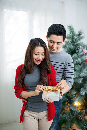 圣诞亚洲夫妇在家