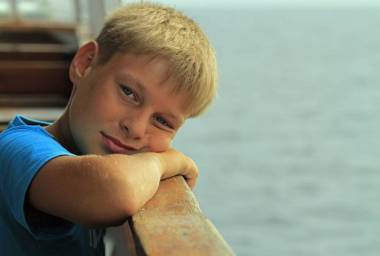 男孩坐在一個(gè)座位在渡輪上圖片