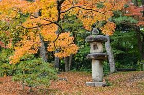 在日式花园，奈良，日本传统石灯