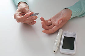 血液检查的女人图片