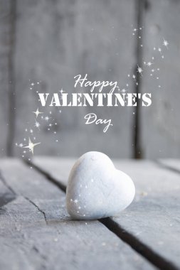 快樂的情人節(jié)卡片。上一張木桌和文本的心