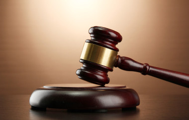 木桌上，棕色背景上的木