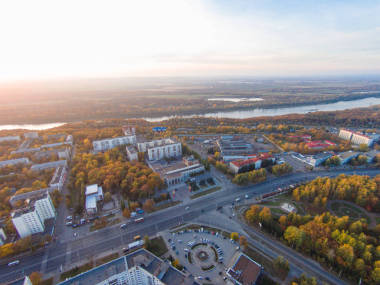 在城市的秋天。在道路、 森林、 河全景鸟瞰图