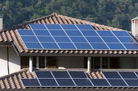 Solar panel house in Gul Gorse Stjalkar Pa Vit
