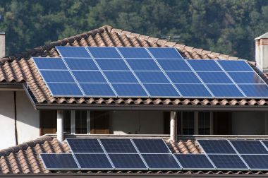 Solar panel house in Gul Gorse Stjalkar Pa Vit