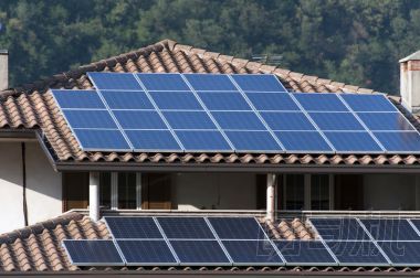 Solar panel house in Gul Gorse Stjalkar Pa Vit