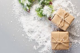 礼品盒和枞树枝上人造雪