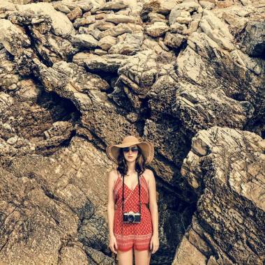 女孩控股相機(jī)