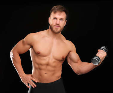 啞鈴運(yùn)動(dòng)的年輕人