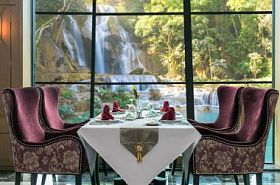 豪华的餐厅，设置在窗户玻璃