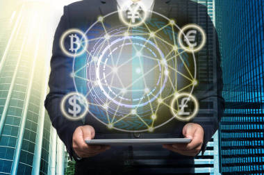 商人拿著筆記本電腦圖片