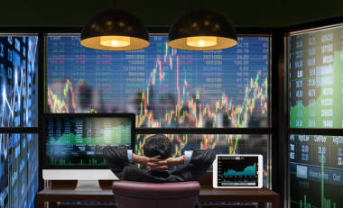 回到身边坐的商人 