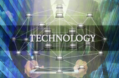 商人拿著平板電腦圖片