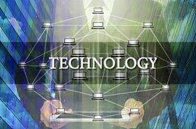 商人拿着平板电脑图片