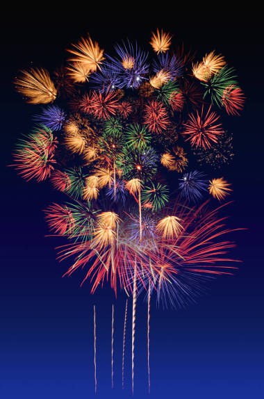 慶典焰火燃放和這個(gè)城市，夜晚明亮的背景