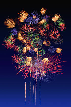 庆典焰火燃放和这个城市，夜晚明亮的背景