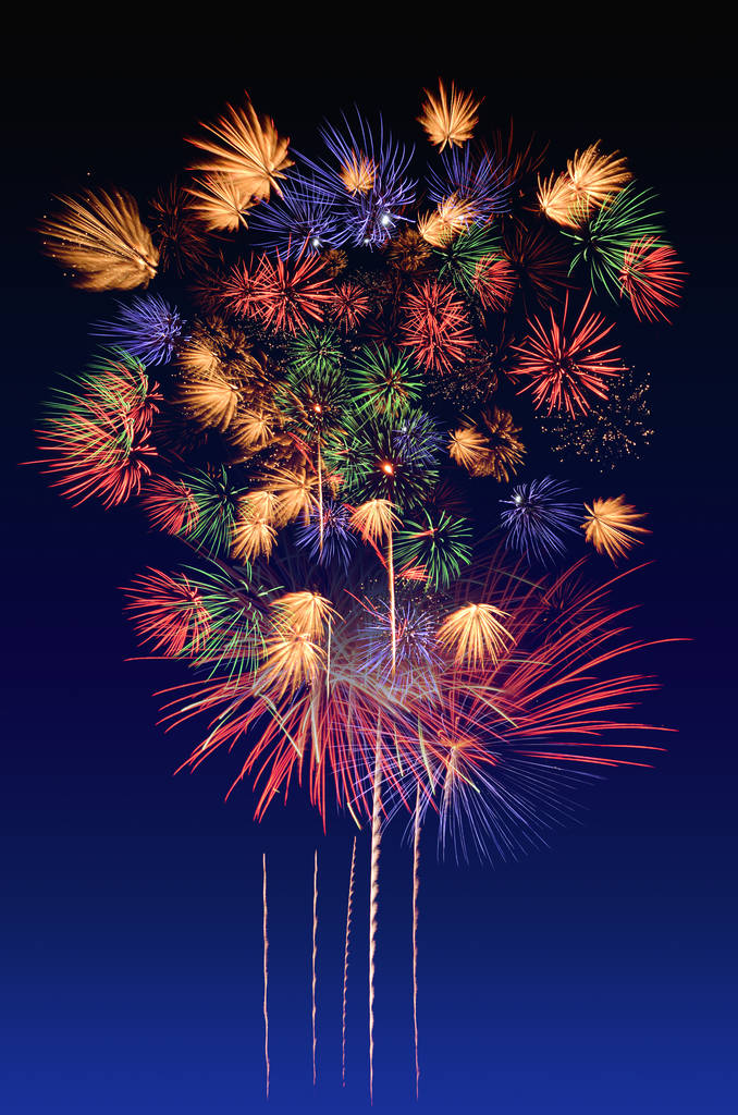 庆典焰火燃放和这个城市,夜晚明亮的背景 庆典焰火燃放和这个城市,夜晚明亮的背景