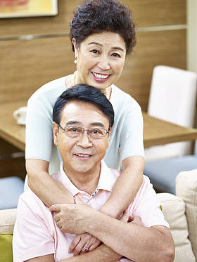 一对快乐的老夫妇的肖像