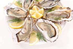 牡蛎与新鲜的柠檬图片