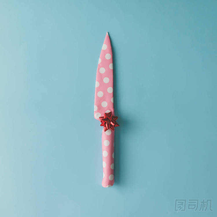 用粉紅色虛線紙包著的刀圖片