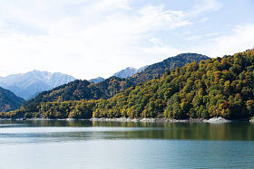在高山立山黑部河