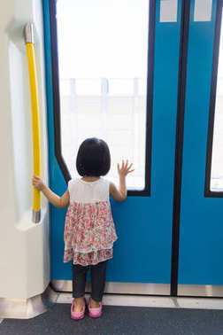 亞洲的中國(guó)小女孩里面看在窗戶旁邊的火車