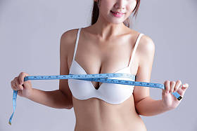 检查她的乳房测量的女人图片