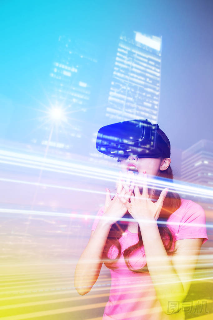 女人玩 Vr 耳機(jī)