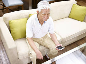 孤独的高级亚洲人图片