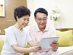 高级亚洲夫妇一起使用平板电脑