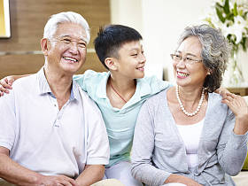 肖像亚洲的爷爷奶奶和孙子